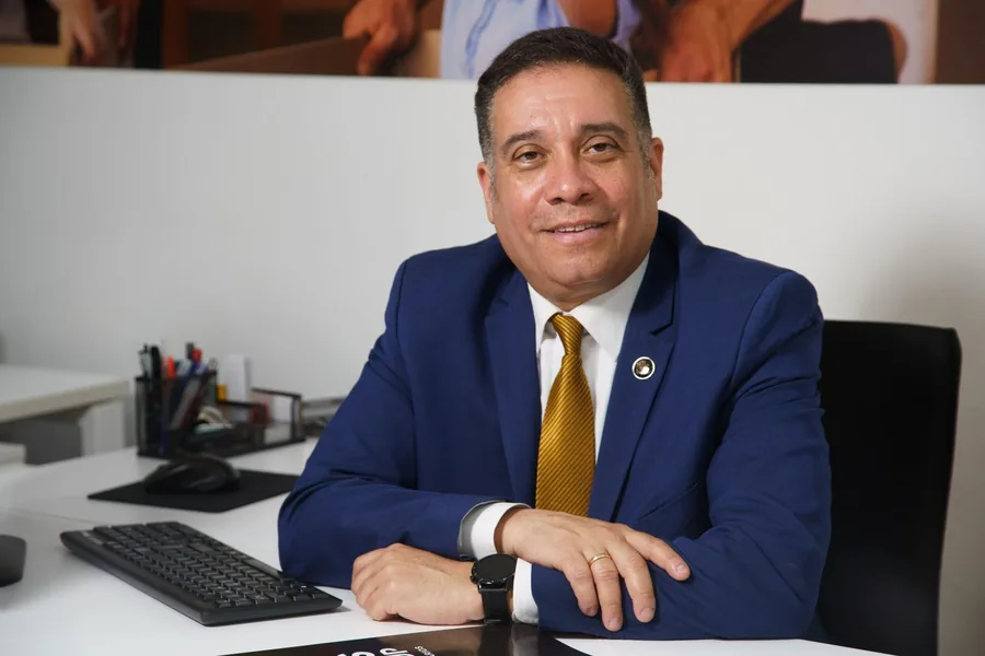 Carlos Velasquez, asesor comercial de venta